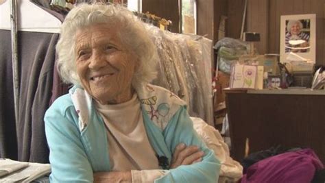 CNBC: esta anciana de 100 años todavía trabaja 4 días a la semana; su mejor consejo para una carrera larga y feliz